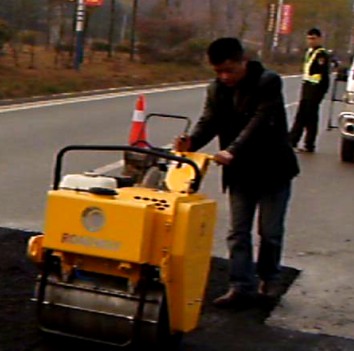 小型壓路機(jī)